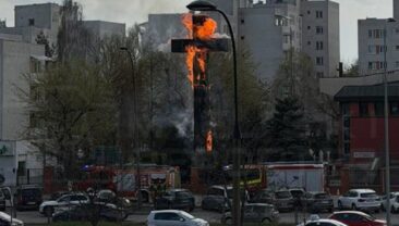Варшава: Загорівся історичний крест перед костелом Святого Максимилиана Кольбе