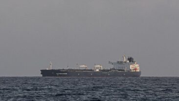 Фрегат Російського флоту супроводжує санкційні танкери через Ла-Манш