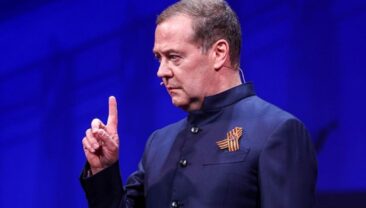 Дмитро Медведев став головним редактором нових шкільних підручників з суспільствознавства