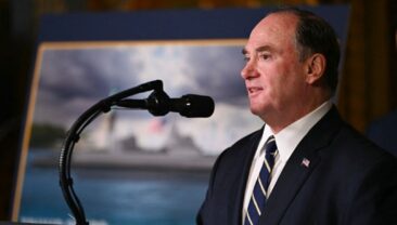 Джон Фелан йде у відставку з посади міністра ВМС США