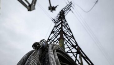 Аварійні відключення електроенергії в Україні через обстріли та непогоду