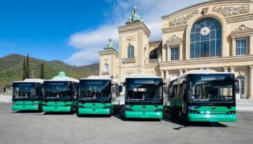 Азербайджан передав Україні п’ять автобусів як гуманітарну допомогу