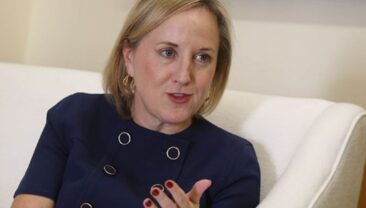 Джулия Дэвіс залишає посаду через розбіжності з Трампом