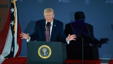Адміністрація Трампа оголосила про завершення боїв з Іраном, незважаючи на наявність військ у регіоні