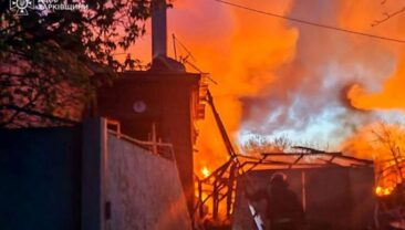 Атака дронів у селі Васищево: два будинки та гараж згоріли, шестеро постраждалих