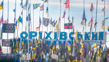 Обстріл Орехівської стели: пошкоджені флаги українських захисників