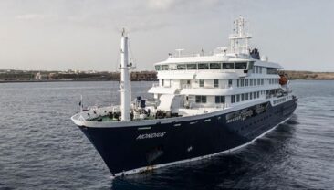 Судно MV Hondius направляється до Канарських островів на медичне обстеження