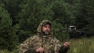 Азов повертається до Мариуполя через розвідувально-ударний комплекс