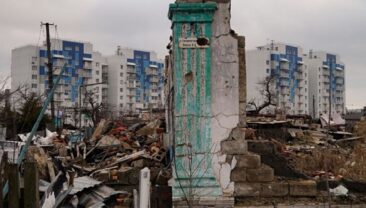 Окупанти перетворили зруйновані будинки на щебінь для дорожнього будівництва