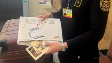 На Закарпатті жінка намагалася вивезти старовинні листівки з Гітлером без дозволу