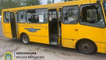Удар дрона по маршрутці в Херсоні: десятки постраждалих