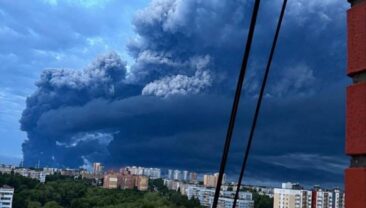 Удари військових: масштабний пожар на НПЗ та ураження російських бойових суден