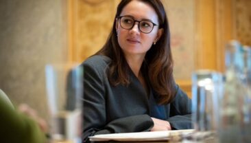 Кабінет Міністрів скасував обмеження на виїзд за кордон для жінок у державному секторі