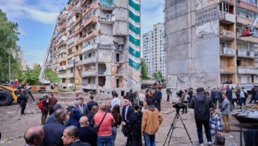 Дипломати відвідали місце ракетного удару в Києві