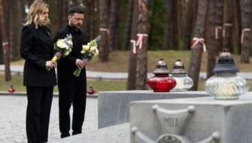 Президент і перша леді вшанували жертв політичних репресій у Быковні