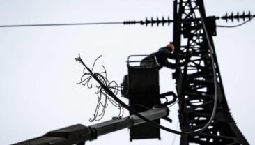 В Україні зафіксовано відключення електроенергії в семи областях через обстріли та негоду