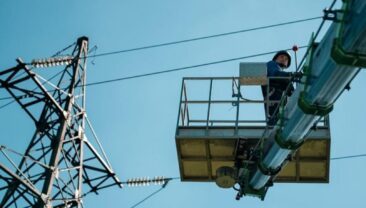 Ситуація з електропостачанням в Україні: обстріли та негода