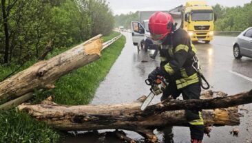 Спасатели ліквідують наслідки непогоди в трьох областях України