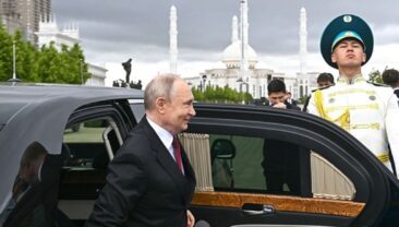 Кортеж Путіна в Астані: броневик з пулеметчиком та машина РЕБ