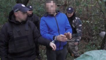 Винницкий военнослужащий обвиняется в дезертирстве и убийстве несовершеннолетней
