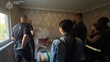 На Закарпатті затримали жінку за виготовлення порнографії з участю доньки
