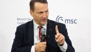 Польський міністр підтримує рішення про позбавлення Зеленського нагороди