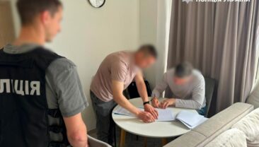 Герой України Карандеєв відреагував на безглузді звинувачення в сприянні виїзду за кордон
