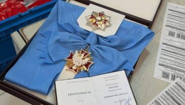 Зеленський висловив подяку Польщі та повернув орден Белого Орла