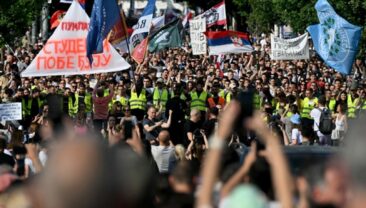 Протести в Сербії: тисячі закликають до відставки президента Вучича