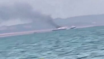 Відео з російськими паромами, що горять, після атаки БПЛА