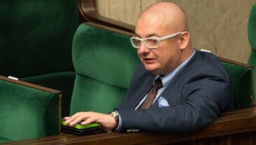 Віцемаршалок Сенату Польщі повертає нагороди Україні