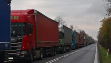 В Україні через спеку обмежують рух вантажівок
