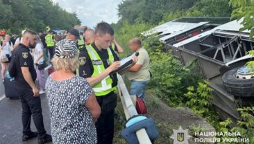 Автобус з 54 пасажирами перевернувся в Хмельницькій області