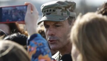 Генерал Кристофер Донагью йде у відставку