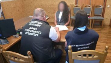 Прокурор з Франківщини за 1000 доларів «допомагала» чоловікові отримати бронювання