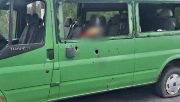 Окупанти вдарили по мікроавтобусу в Нікополі: є загиблі та поранені