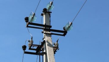 Аварійні вимкнення електроенергії в Рівненській та Хмельницькій областях через аномальну погоду