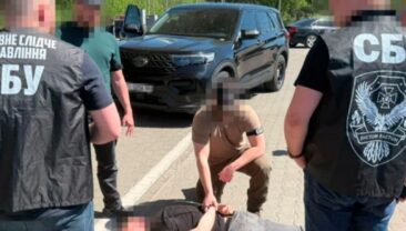 Чиновник вимагав гроші у підприємця за уникнення мобілізації працівників