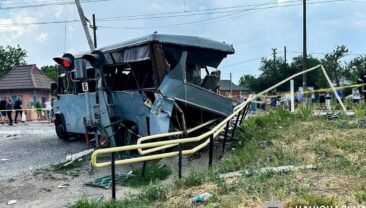 Трагедія під Рівним: поїзд врізався в маршрутку, є жертви