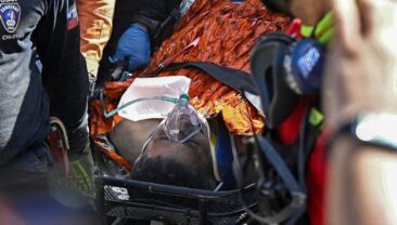 Чудесне порятування: чоловіка витягнули з-під завалів дев’ятиповерхового будинку у Венесуелі