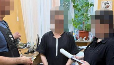 Чиновники міграційної служби перетворювали уклонистів на ‘іноземців’