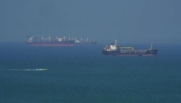Іранські військові атакували комерційні судна в Ормузському проливі