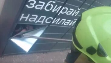 У Рівному дівчину звільнили з поштомата