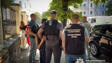 Подозривают пару за організацію схеми з фиктивним отцовством
