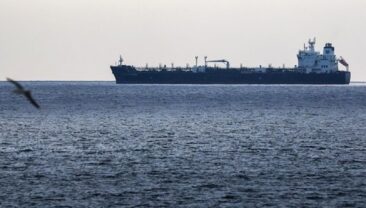 Танкери змінюють курс через загрози у Ормузському протоці