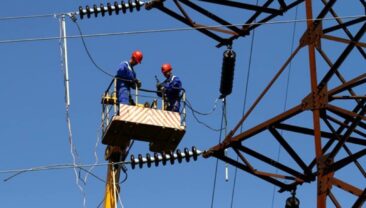 Нові відключення електроенергії в Україні через обстріли та негоду