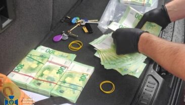 Чиновницю ТППУ затримали за вимагання 100 тисяч євро у виробника боєприпасів