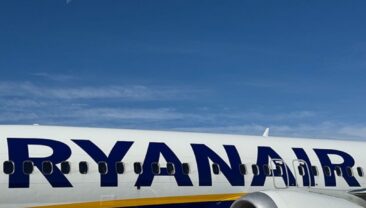 Інцидент у повітрі: розбите вікно на борту Boeing 737-800