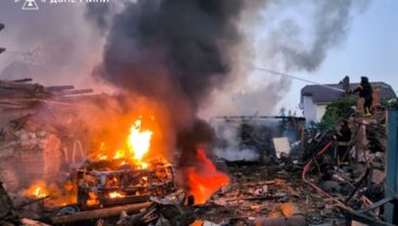 Нічна атака на Краматорськ: два приватні будинки загорілися, четверо людей рятували