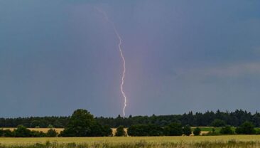 На вихідних в Україні очікується тепла погода з дощами на заході